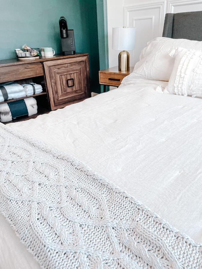 Zimmer mit Queensize-Bett und Gemeinschaftsbad