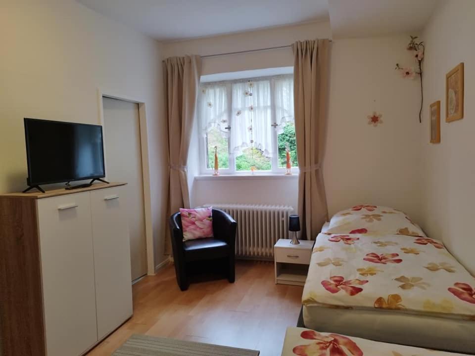 Doppel-/Zweibettzimmer mit Dusche
