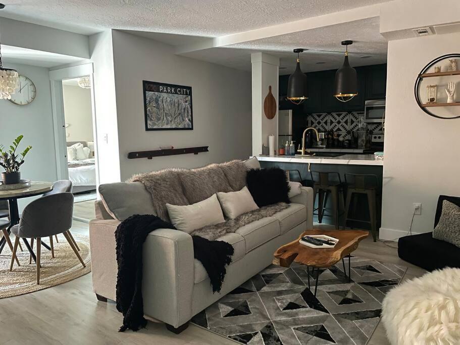 2 Bd/3 Ba, Luxury Ski-in Ski Out Condo - Sleeps 10 - B&B