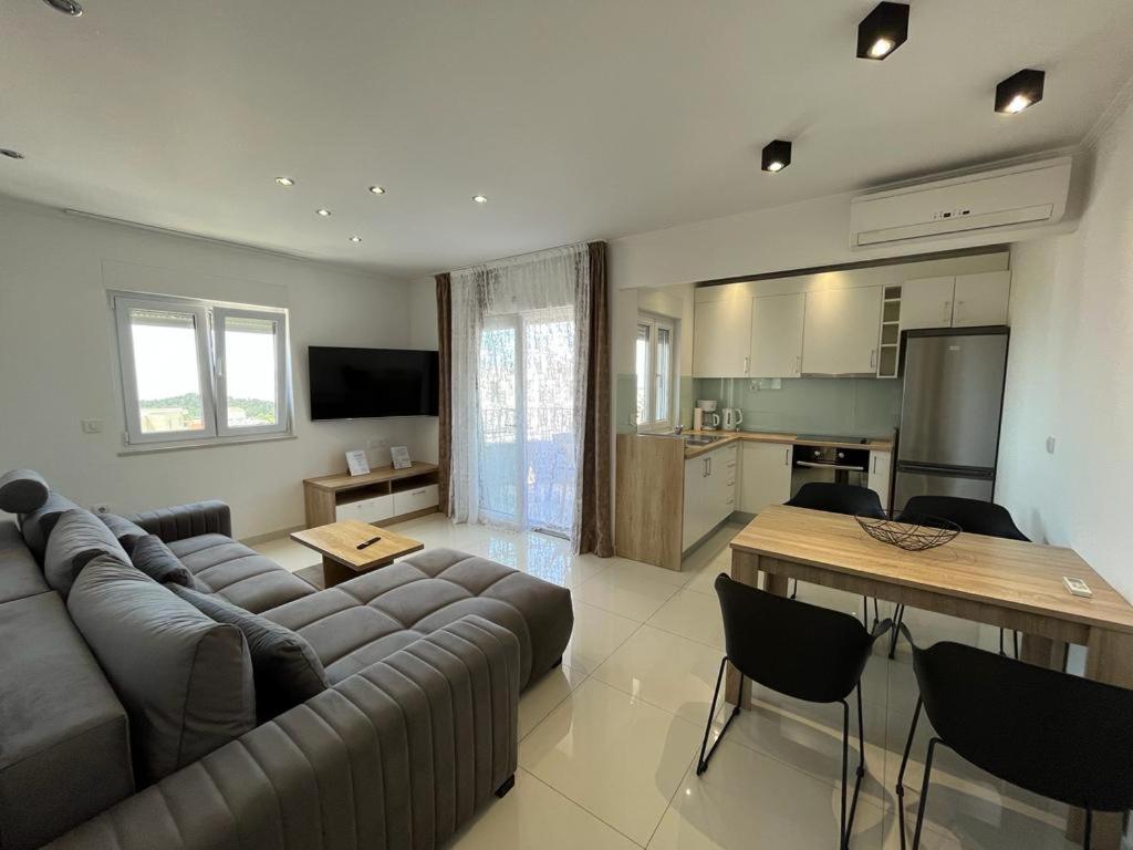 Appartamento con 2 Camere da Letto, Balcone e Vista mare