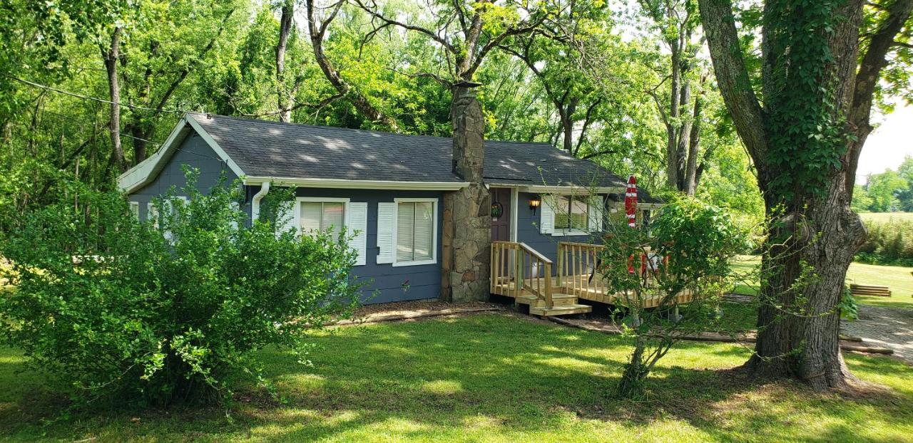 B&B Branson - Cozy Lakefront Cottage Getaway Branson MO. - Bed and Breakfast Branson