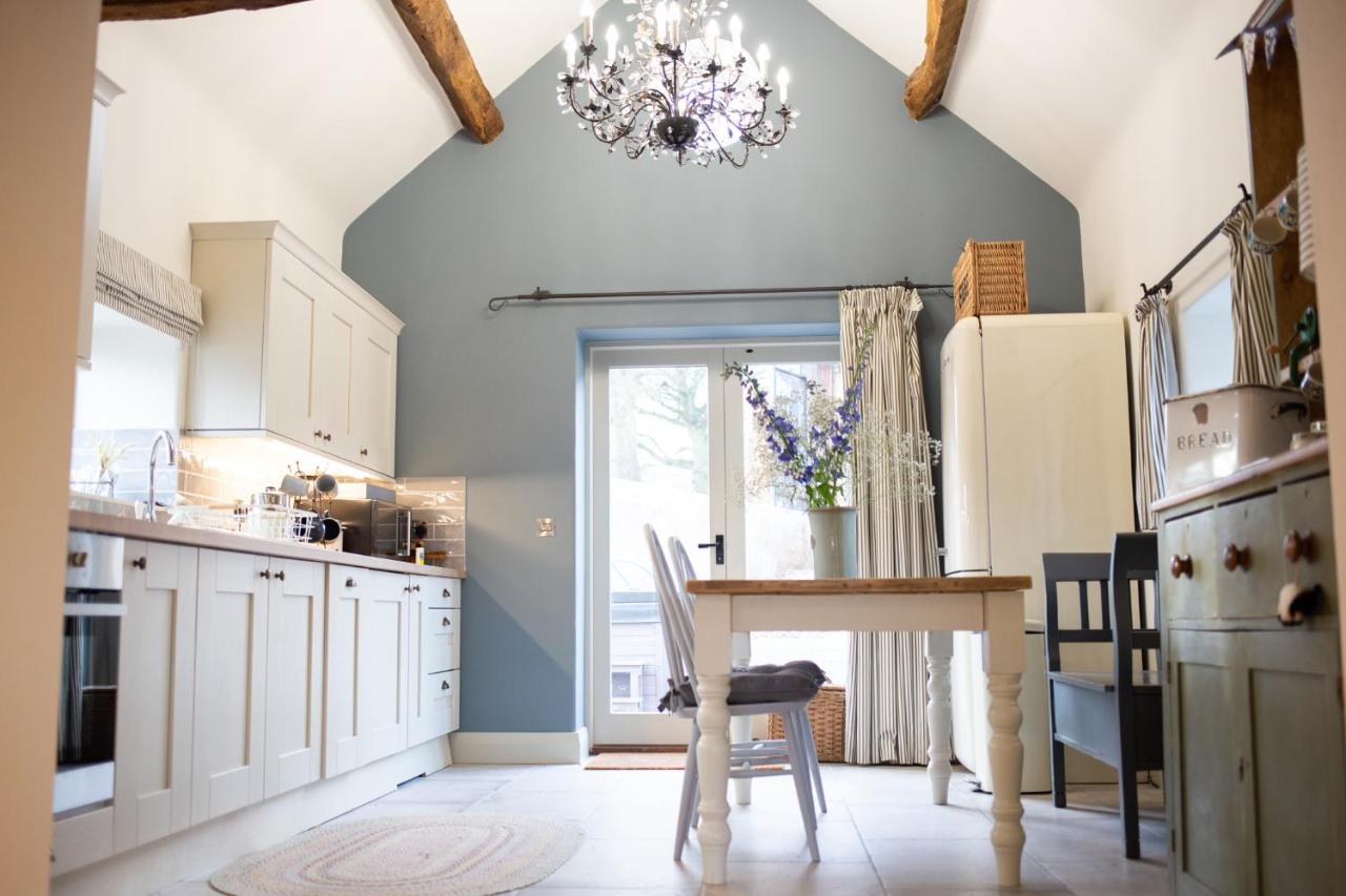 B&B Bridgnorth - The Forge - Beautiful Contemporary Barn - Hot Tub - Bed and Breakfast Bridgnorth