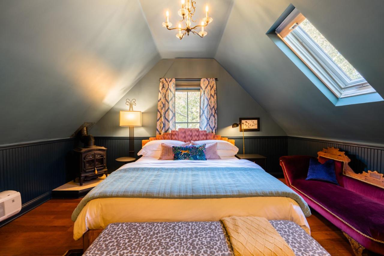Habitación con cama extragrande y balcón