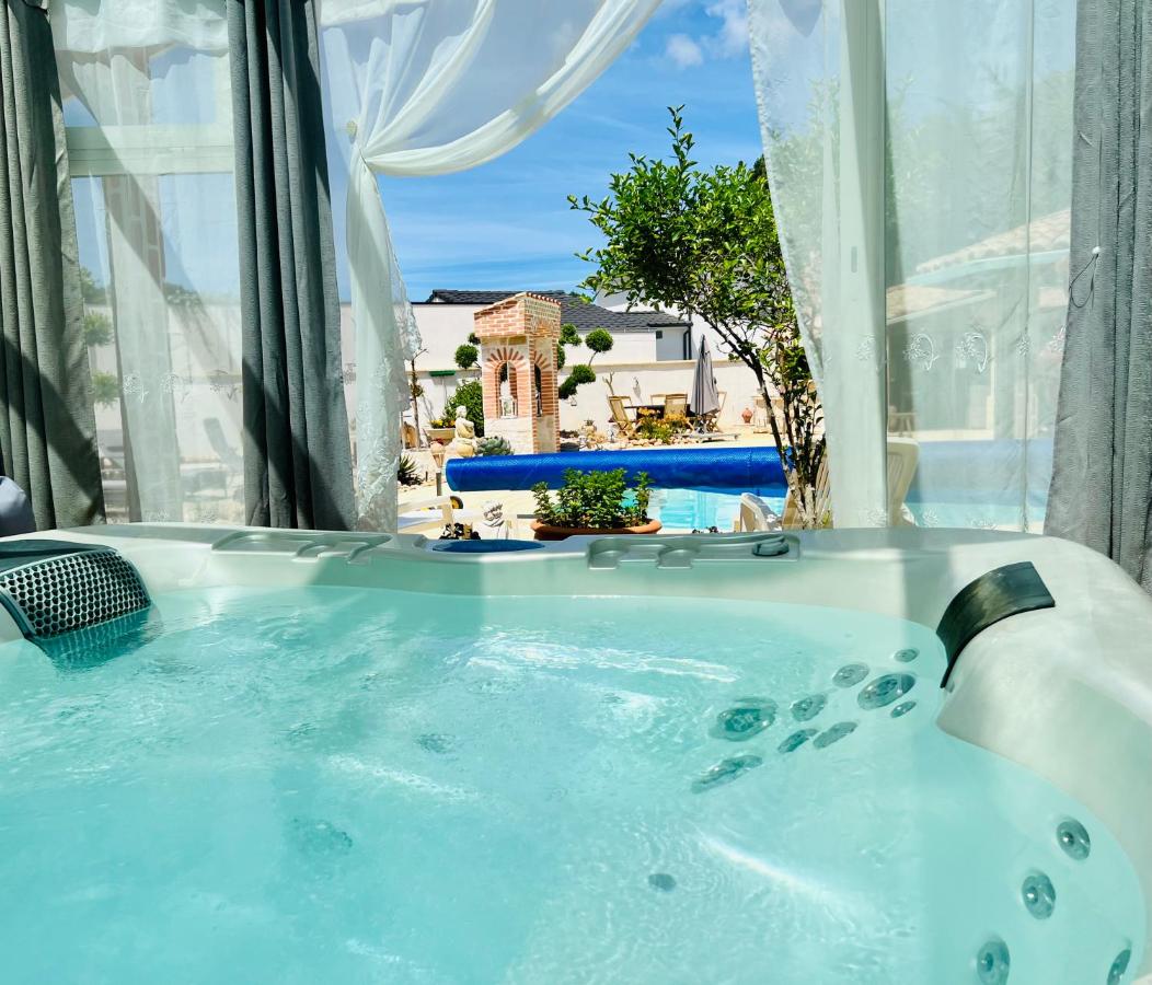 Le Mas des Mathes, Chambres d'hôtes, Studios - B&B