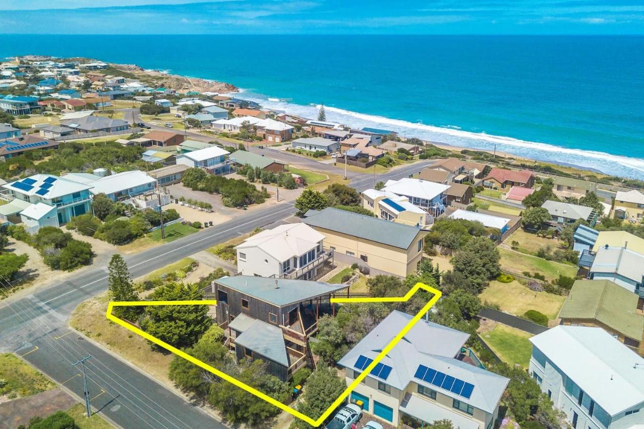 CHALET MOMA Port Elliot - BYO Linen - for lovers of different - B&B Port Elliot