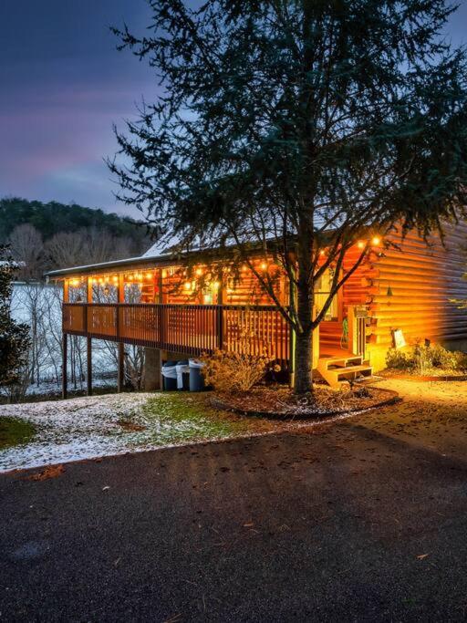 Cabin with New Hot Tub, Near Dollywood .2BD.2BA.Sleeps6.BBQ - Ferienwohnung Sevierville
