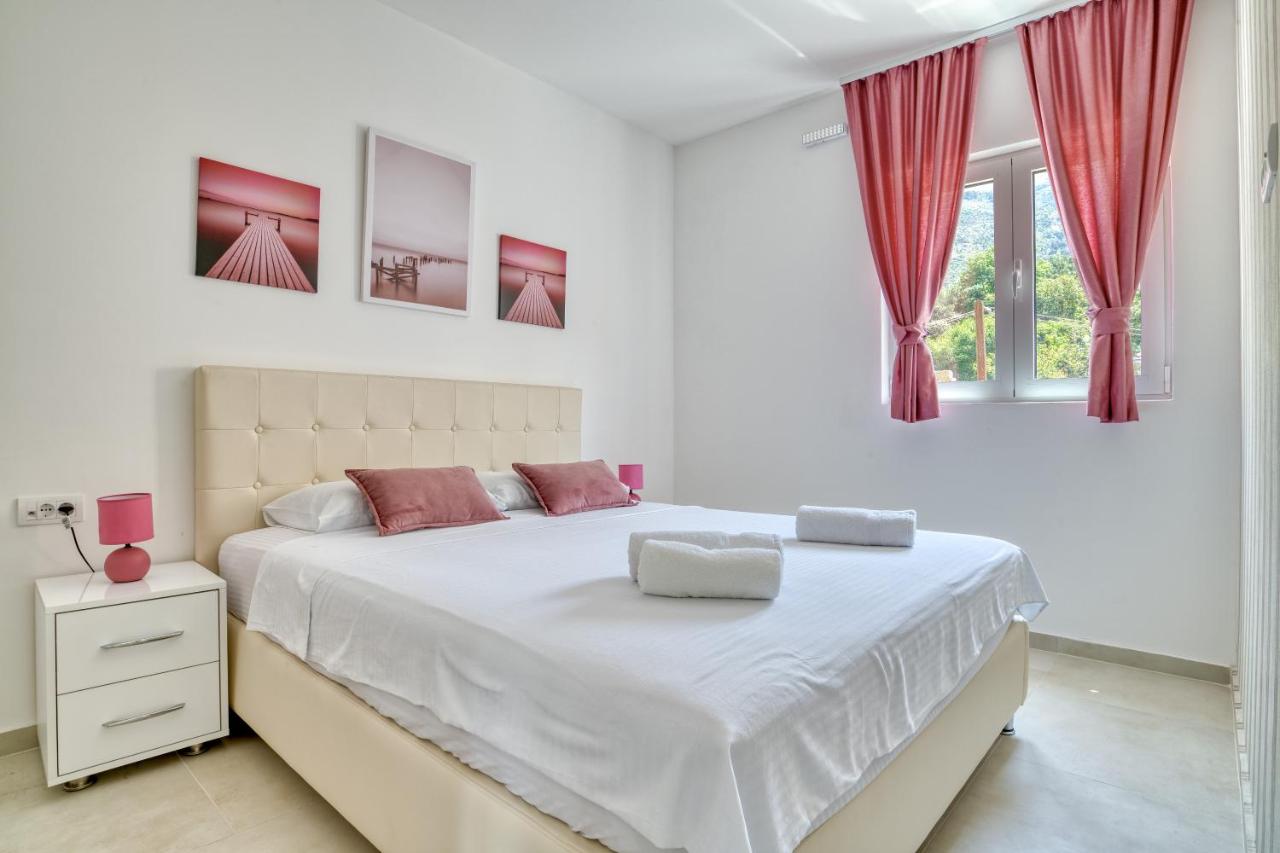 Appartamento con Balcone e Vista Mare Parziale