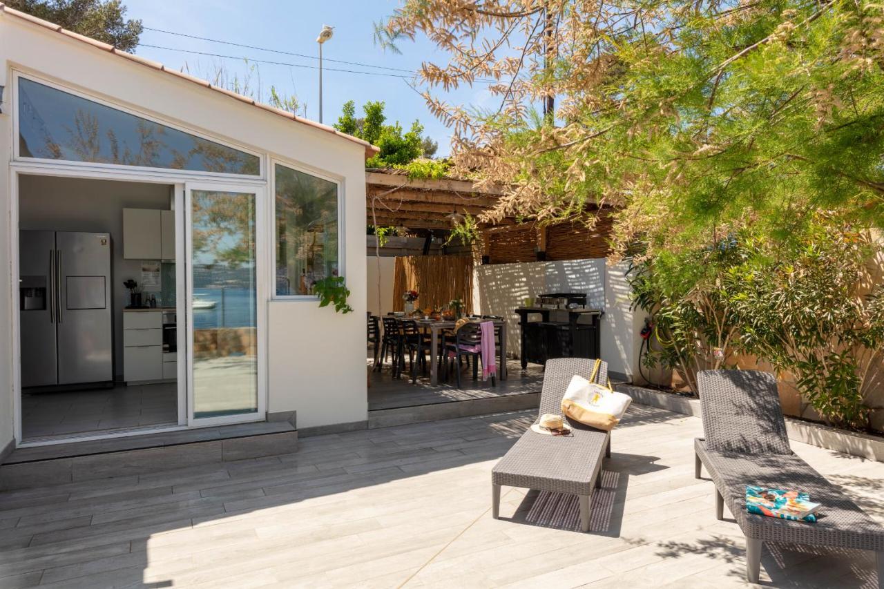 Mon Rêve, charmant cabanon les pieds dans l’eau à la Madrague, confortable et lumineux - B&B Hyères