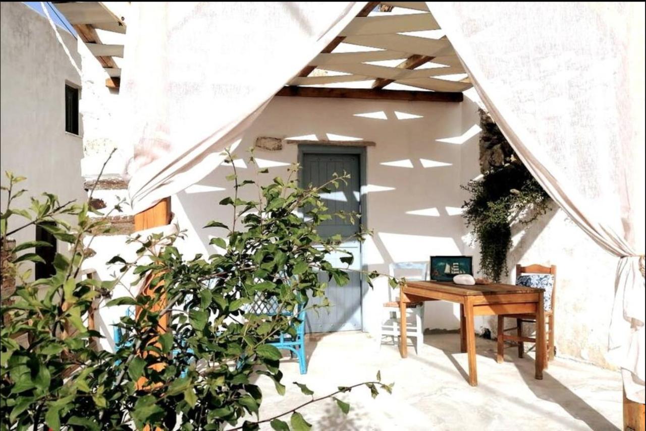 B&B Kóronos - Naxos Mountain Retreat - Tiny House Build on Rock - Bed and Breakfast Kóronos