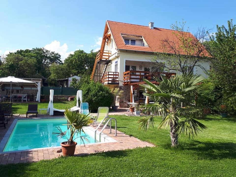 Fülöp Villa Apartmanház - B&B Balatonszepezd