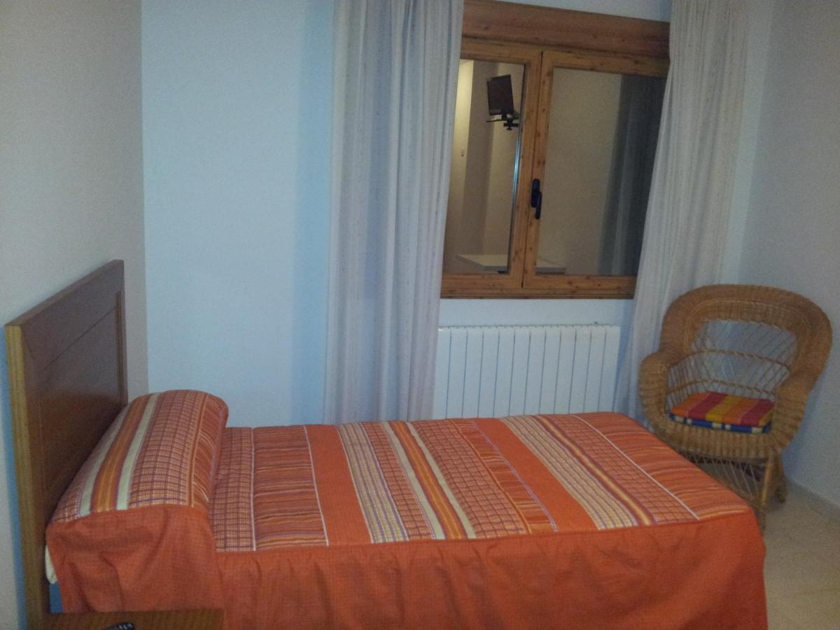 Tweepersoonskamer met 2 Aparte Bedden en Eigen Badkamer