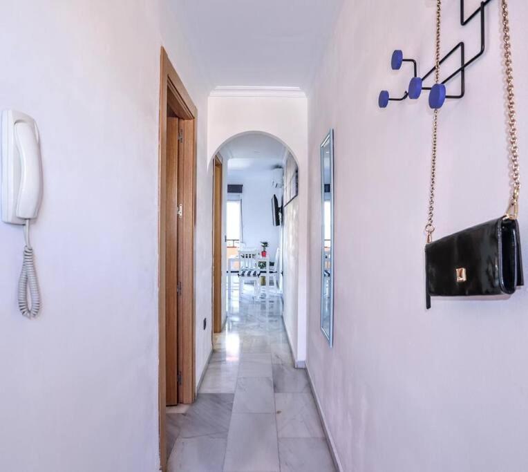 Blue Marine Home - Parking, Pool, AC, WiFi - B&B