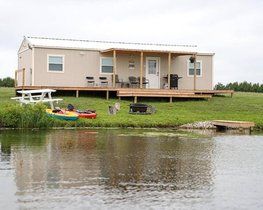 B&B Commerce - Luxury Lakefront Wolf Lodge with Fishing and Boating - Bed and Breakfast Commerce