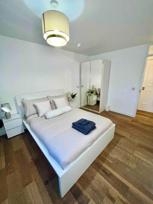 Lovely 1 Bed, Northolt Station - B&B