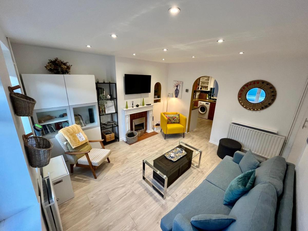 B&B Byfleet - Entire 3 Bed House Weybridge Brooklands, London - Bed and Breakfast Byfleet