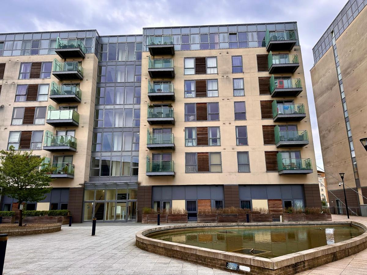Your Perfect Business Suite, 2 beds 2 bathrooms Apartment, Free Parking, Monthly Stays, Business, Contractors - Chambres d’hôtes
