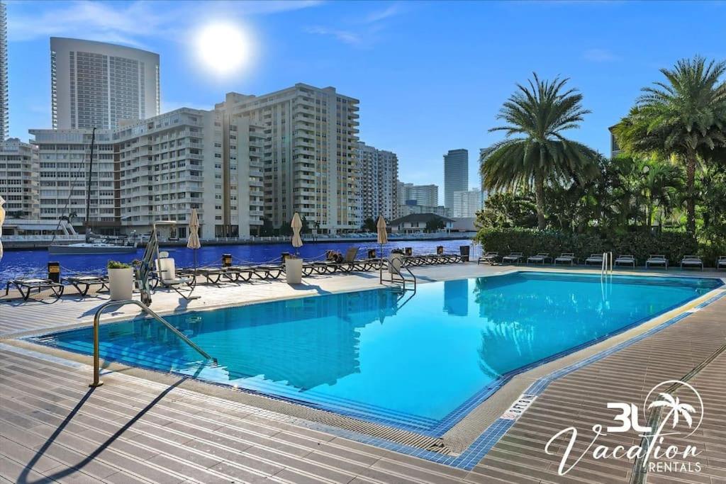 B&B Hallandale - Incredible View 1 BED Condo Walk to the Beach - Bed and Breakfast Hallandale