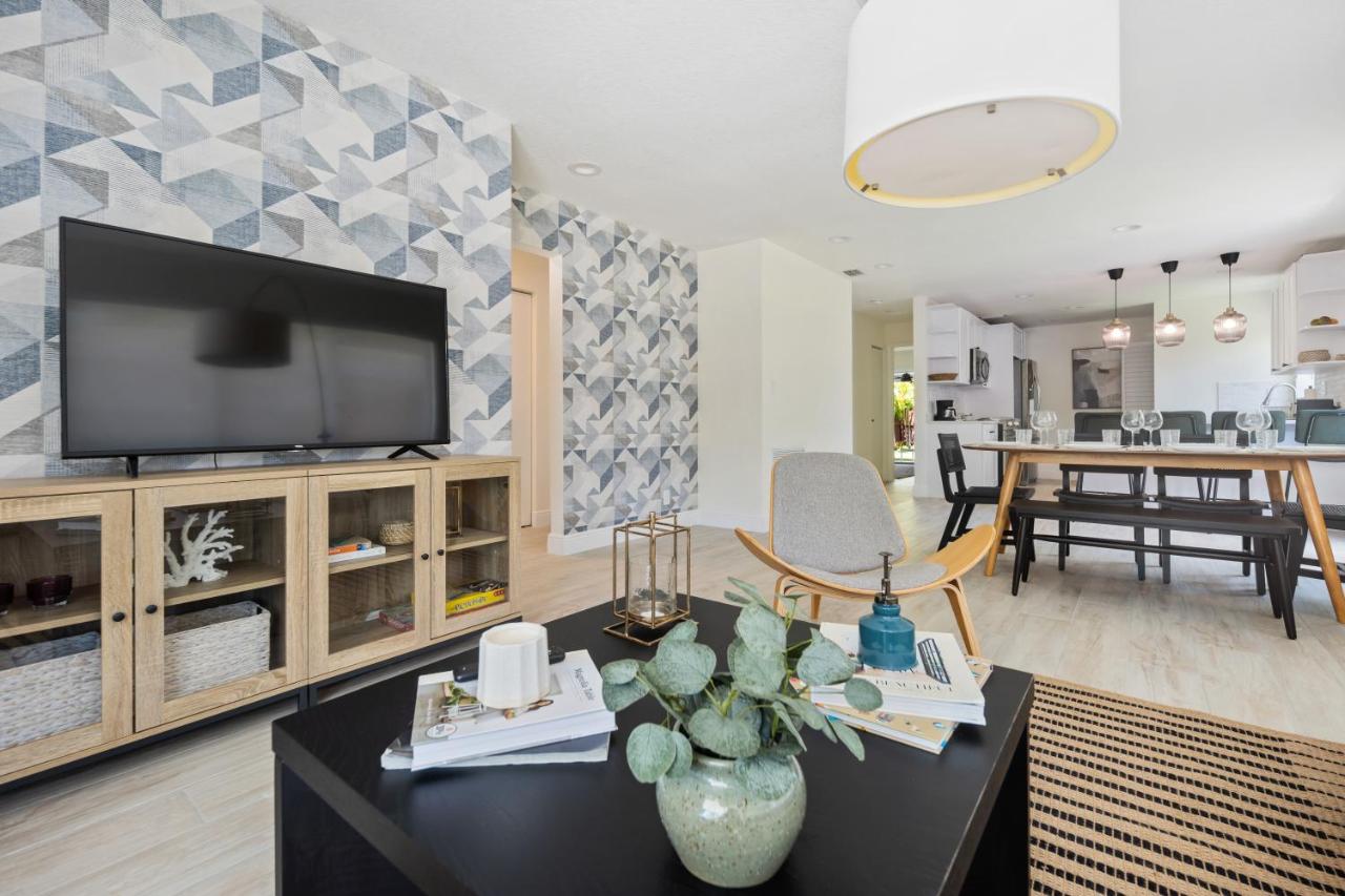 Newly Remodeled House in Miami - 3BR House with Private Yard - 5 Min ride to Hollywood Beach - Chambres d'hôtes Hollywood