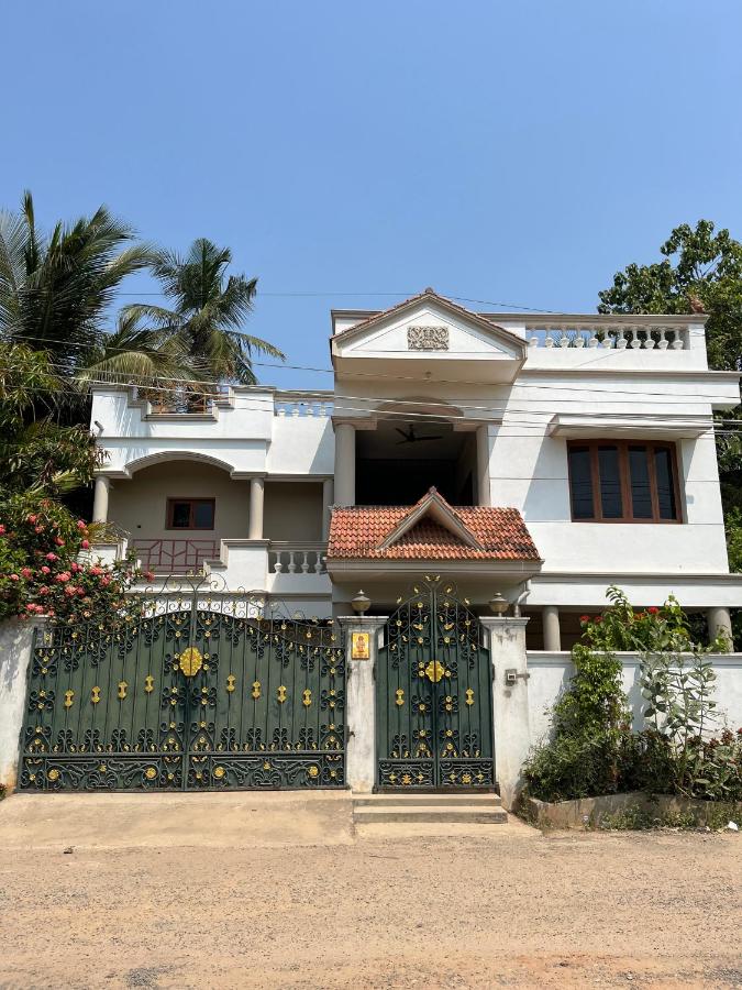 B&B Pūrnānkuppam - Tulip Villa 3BHK 2BHK and 1BHK located near Chunnambar Boat House and Paradise Beach - Bed and Breakfast Pūrnānkuppam