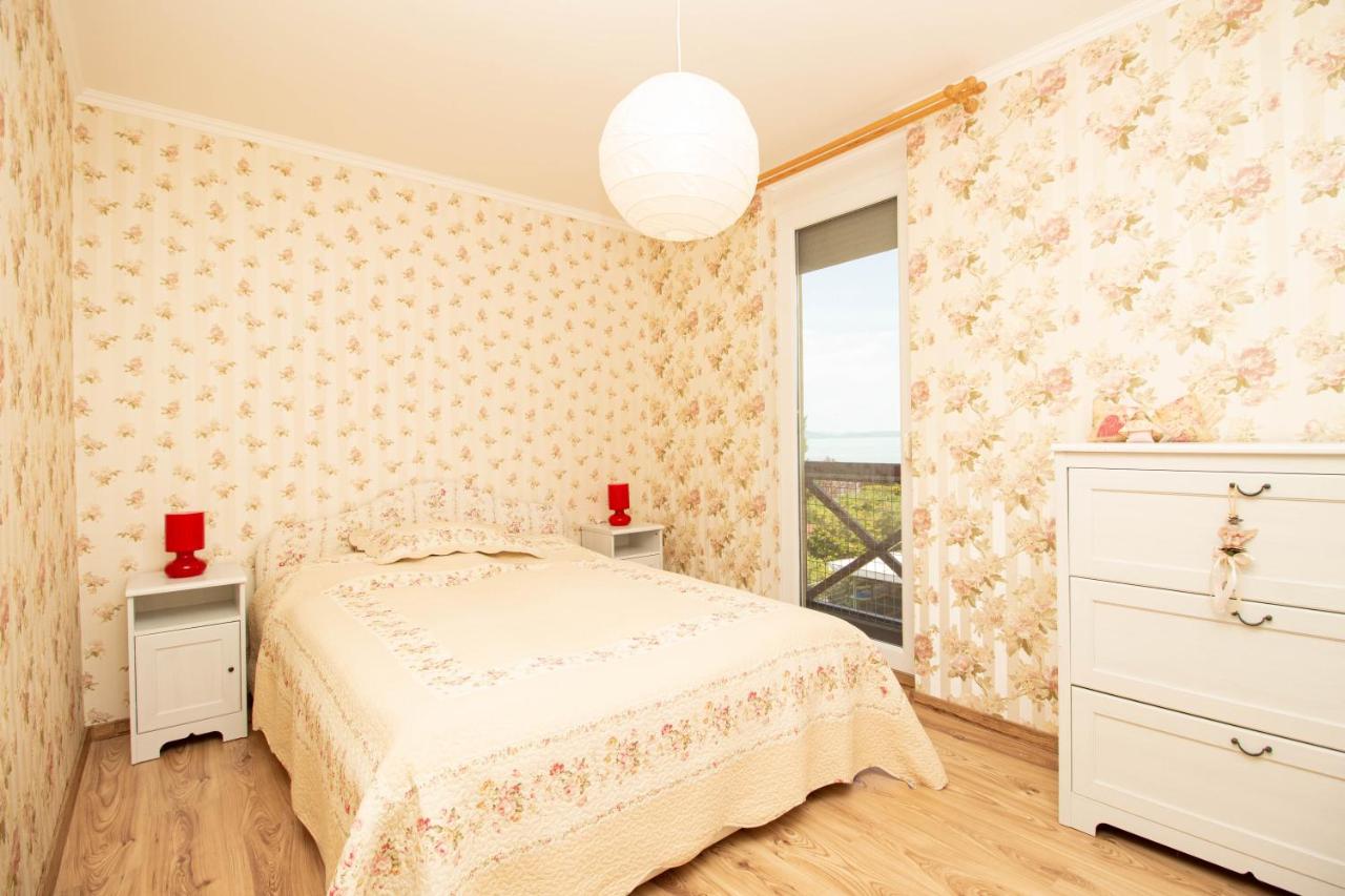976 - Lakóparkban teljes panorámás, közvetlen vízparti, 2 szobás modern apartman - Chambres d'hôtes Balatonőszöd