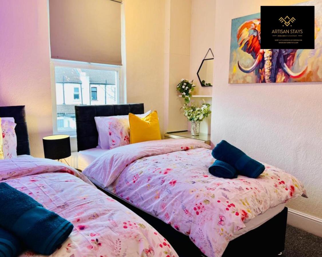 B&B Southend-on-Sea - Stunning Tropical Oasis By Artisan Stays I Free Parking I Sleeps 7 - Bed and Breakfast Southend-on-Sea