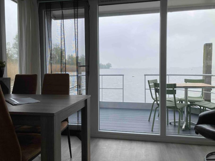B&B Biddinghuizen - Houseboot Cormorant, lake view - Bed and Breakfast Biddinghuizen