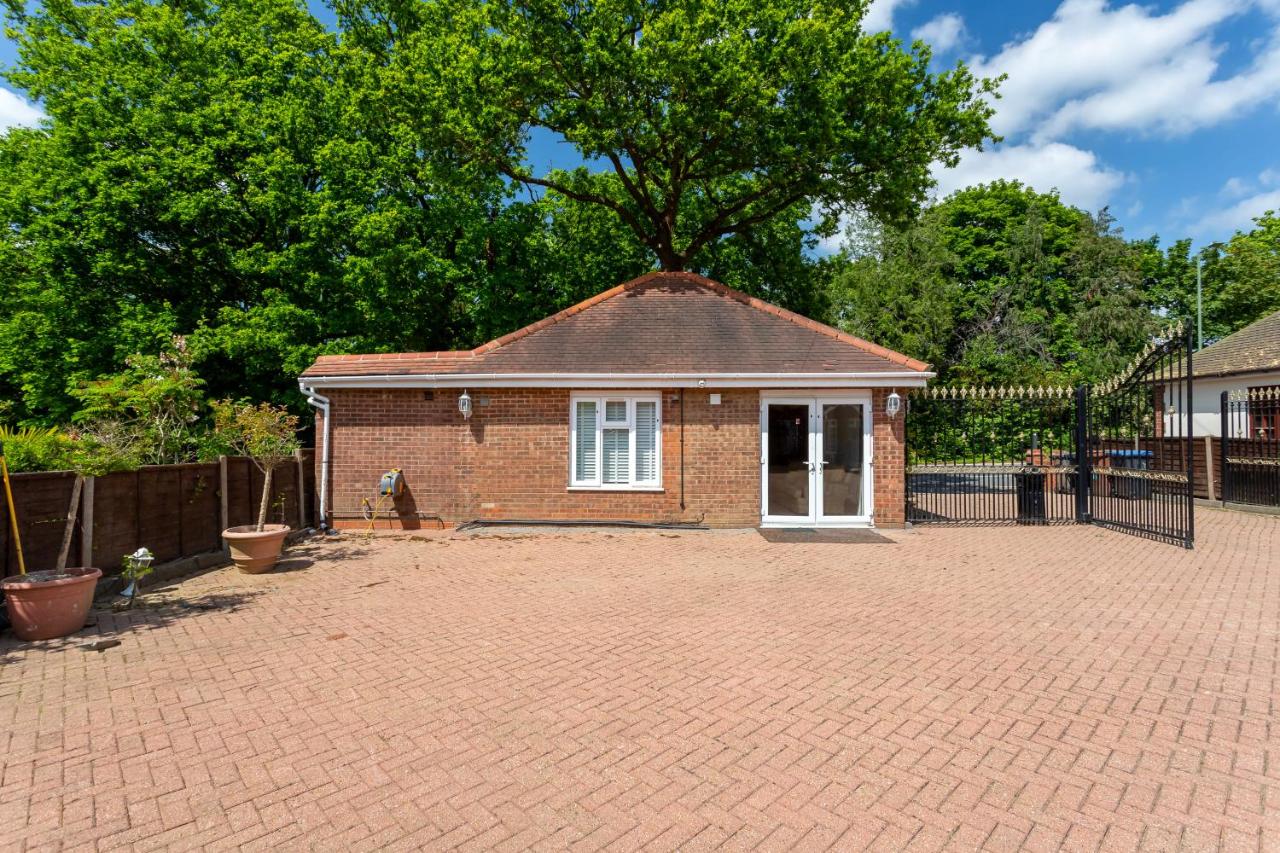 B&B Hatfield - Entire Large Detached Bungalow The Star of Hatfield - Bed and Breakfast Hatfield