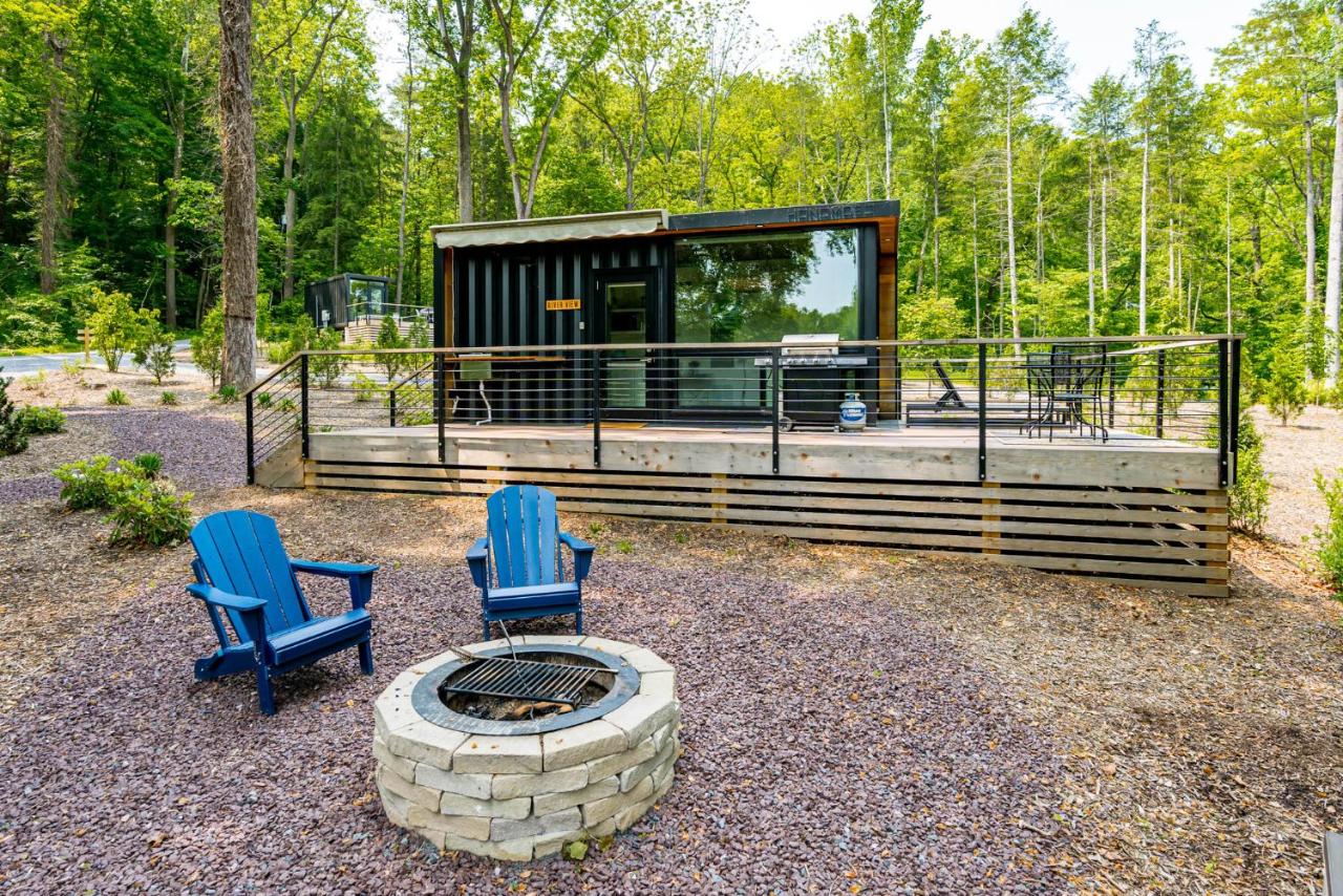 B&B Rileyville - Riverside Tiny Cabin w Hot Tub Fire Pit & Kayaks - Bed and Breakfast Rileyville