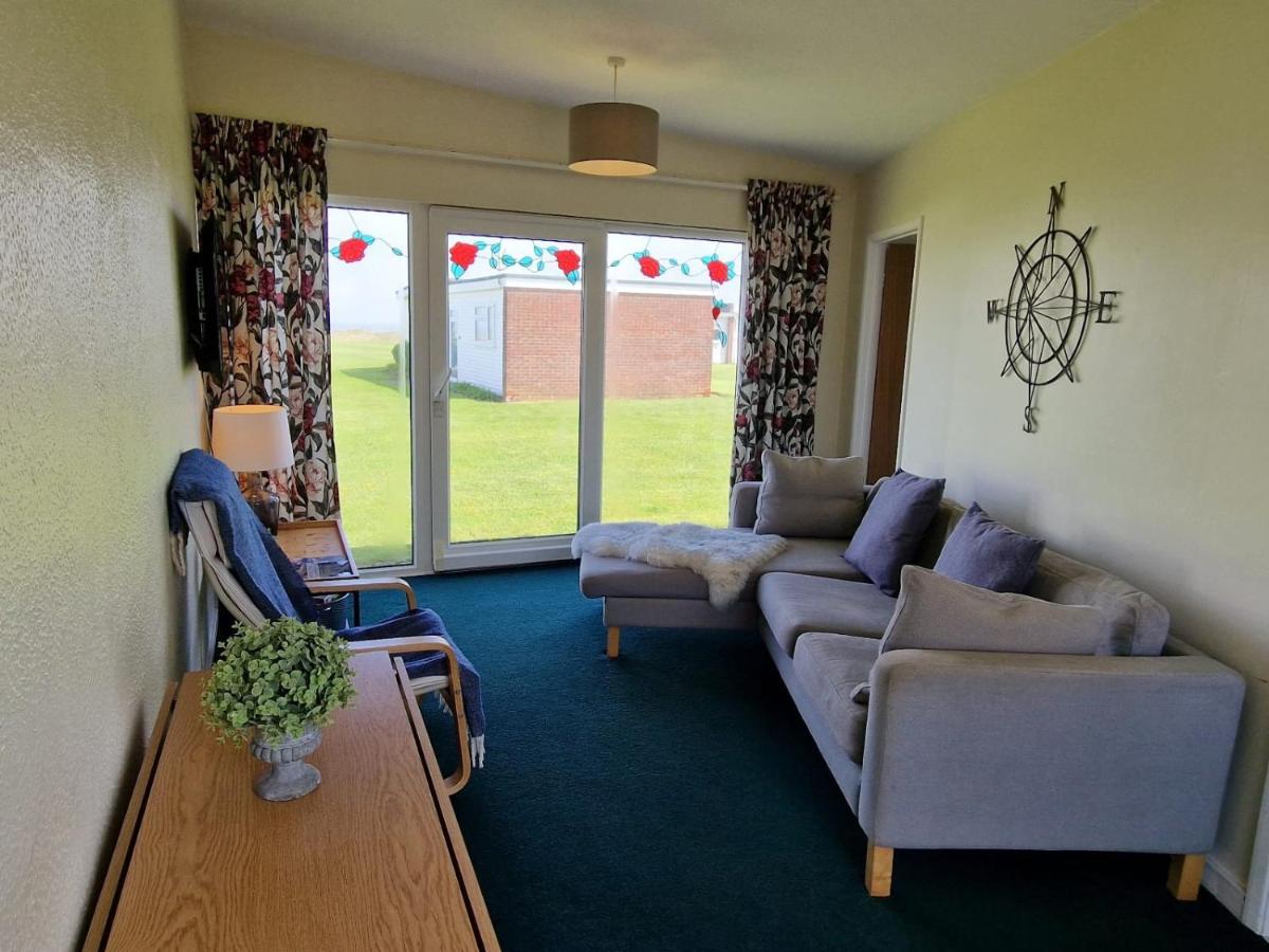 B&B Winterton-on-Sea - Sea View Holiday Chalet, access to sandy beach - Pets go free - Bed and Breakfast Winterton-on-Sea