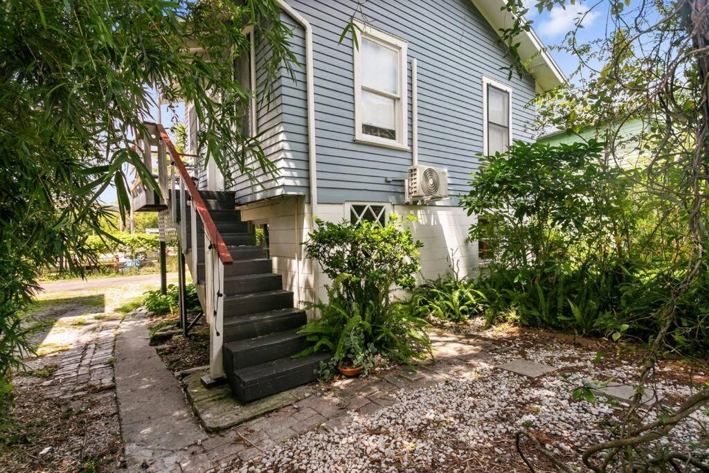 That 70’s Themed Apt Close to Coffee, Food + Shops - Bed and Breakfast