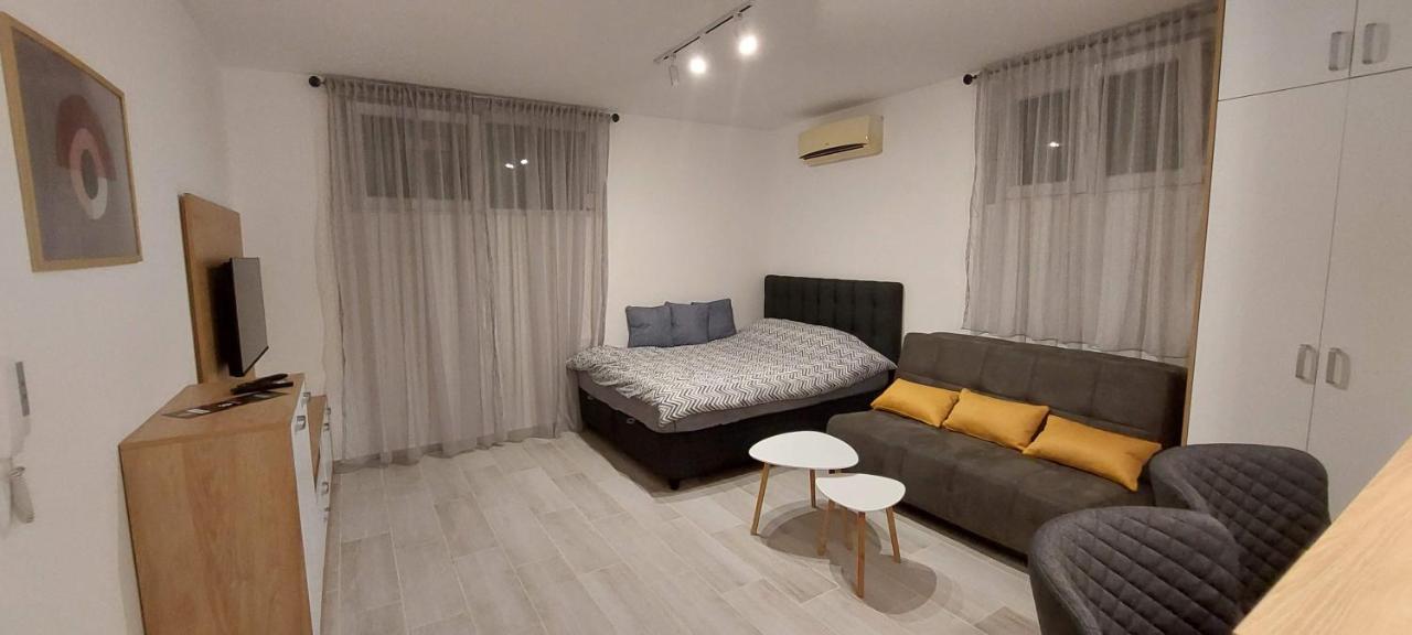 Studio met Kingsize Bed en Slaapbank 