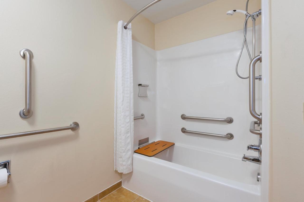 Studio Queen Suite with Mobility Accessible Tub