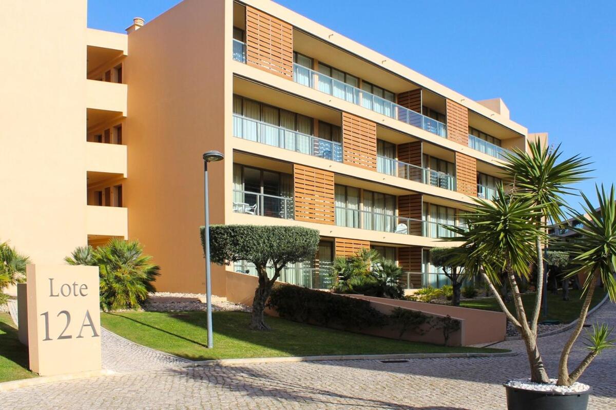 Herdade dos Salgados 2 Bedrooms T2-12A-1D is located next to the entrance of Vila das Lagoas Albu - B&B Galé