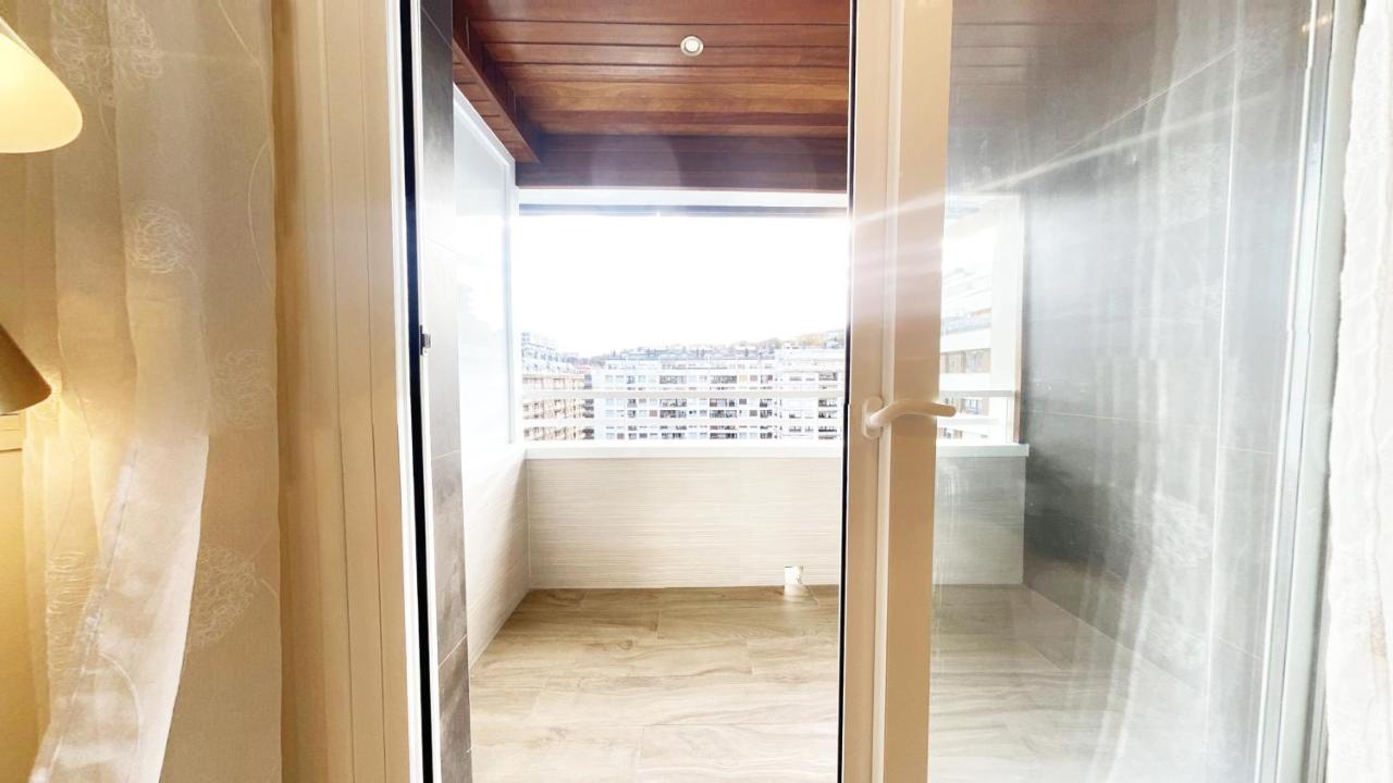 Paradise Luxurious apartment, 3 double rooms for 6 guests, 4 beds, terrace, jacuzzi, free parking, new - B&B San Sebastián