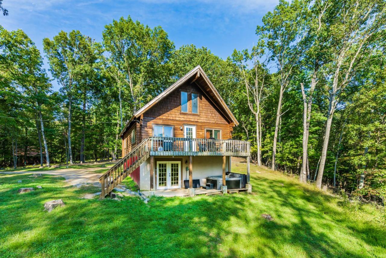 B&B Morton Grove - Modern Cabin w Hot Tub, Pond, Deck, Fire Pit, WiFi - Bed and Breakfast Morton Grove