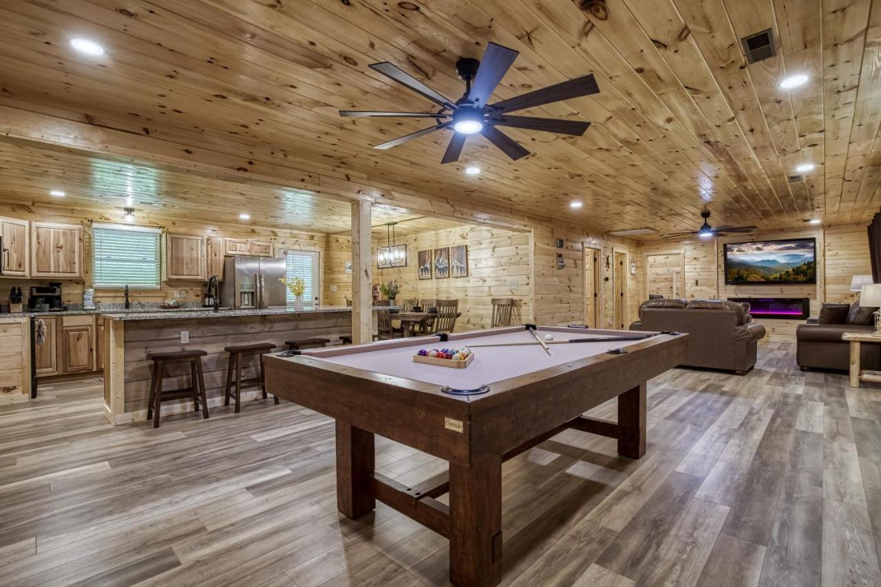 Hidden Creek, Pool Table, Hot Tub, 1089 FREE tickets each paid day, Dollywood and More - B&B