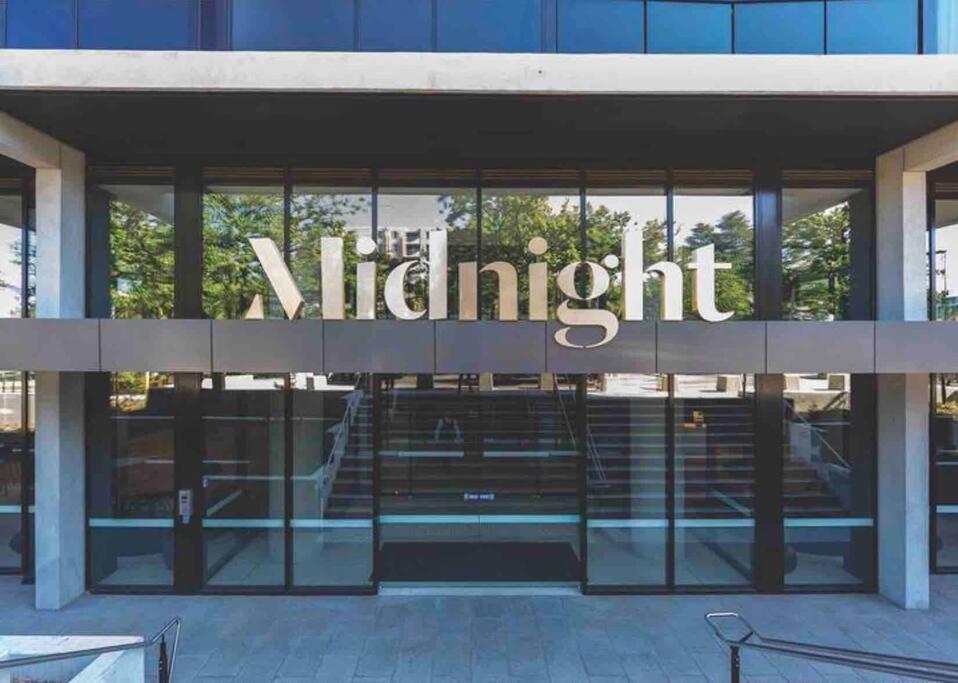 Midnight Luxe 1BR Apartment in the heart of Braddon Views from L7 Pool Sauna Gym Secure Parking Wifi Wine - Ferienwohnung