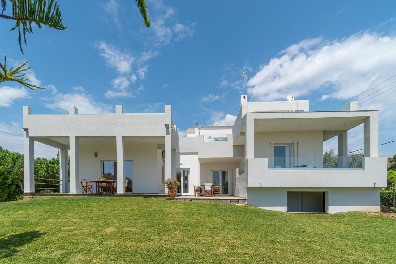 Legrena Beach House - Bed and Breakfast