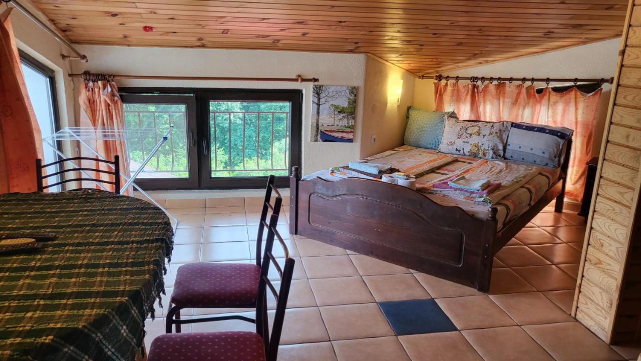 Studio with Balcony (5 Adults) - Attic