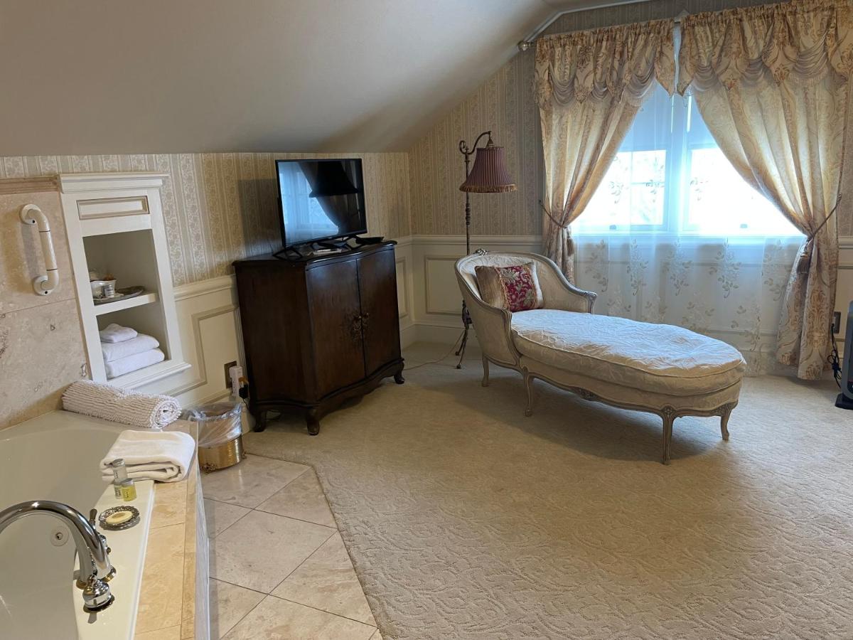Queen Room with Spa Bath