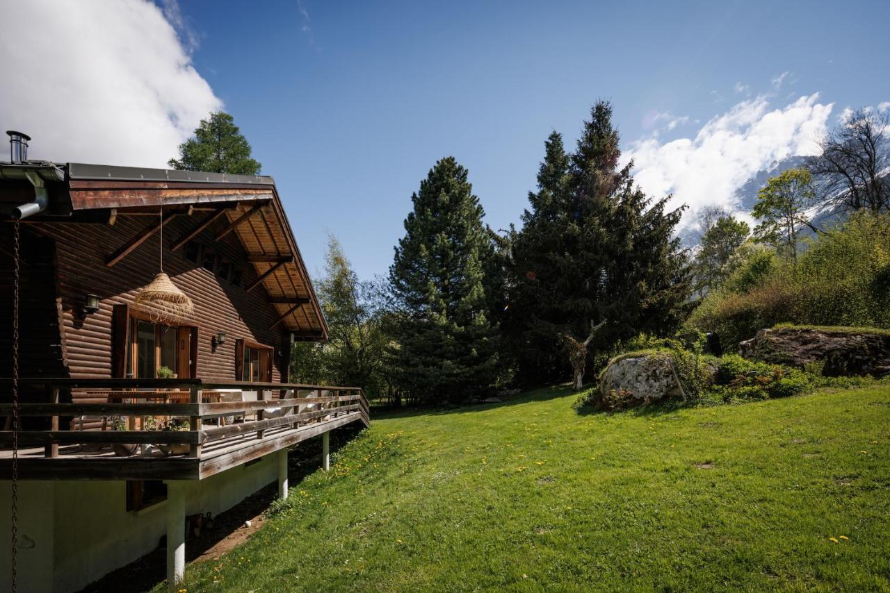 Chalet Hautbois - Family Chalet with 5 Bedrooms with Glacial views CHAMONIX - By Cozee Rentals - Bed and Breakfast