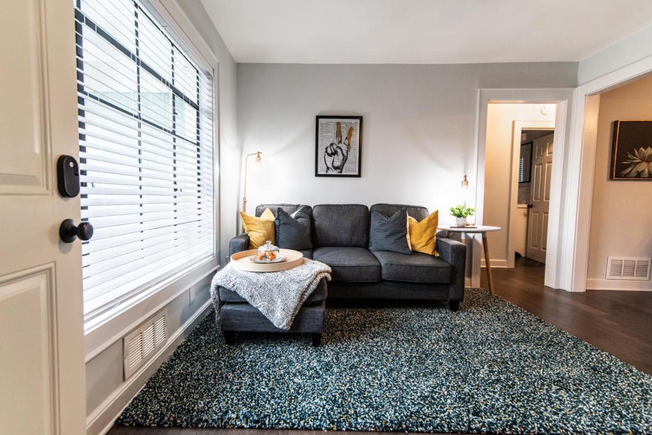 Stylish 2BR 1 Mile From Downtown And The Aquarium - B&B