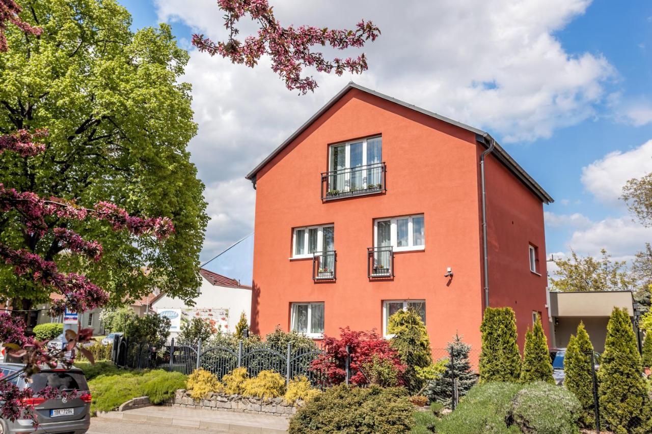 Elendris - Ubytování u kostela - Bed and Breakfast