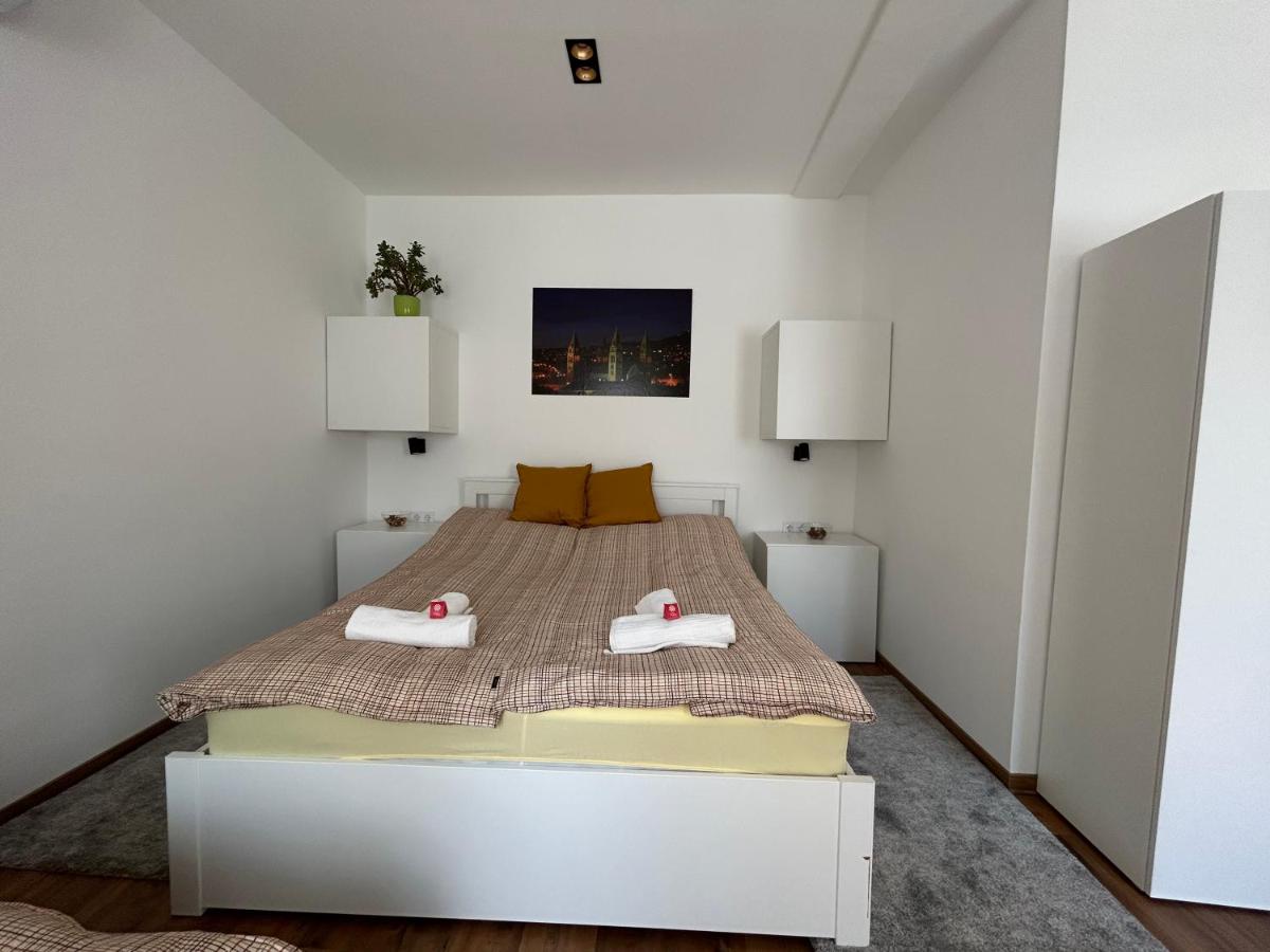 R59 Apartman with free parking - B&B Pécs