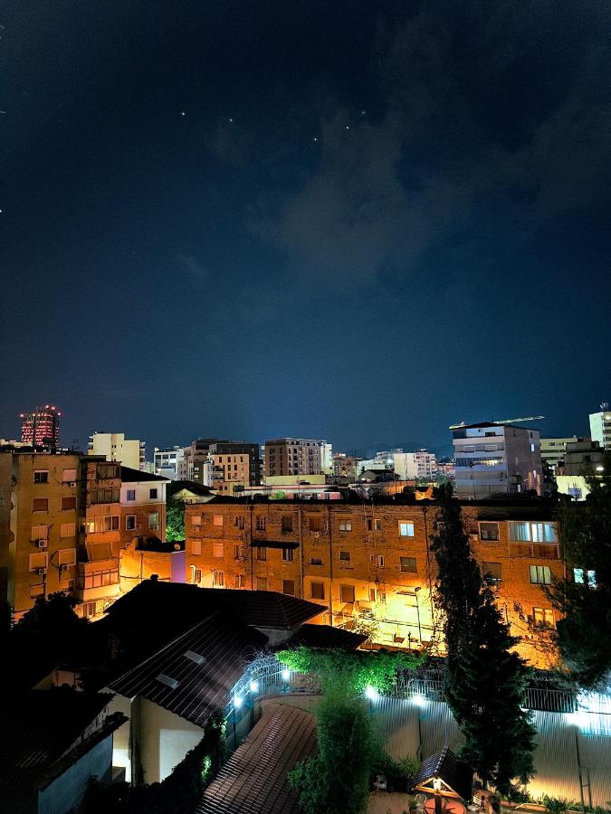 Charming and Bright Tirana Center Apartament - Chambres d’hôtes