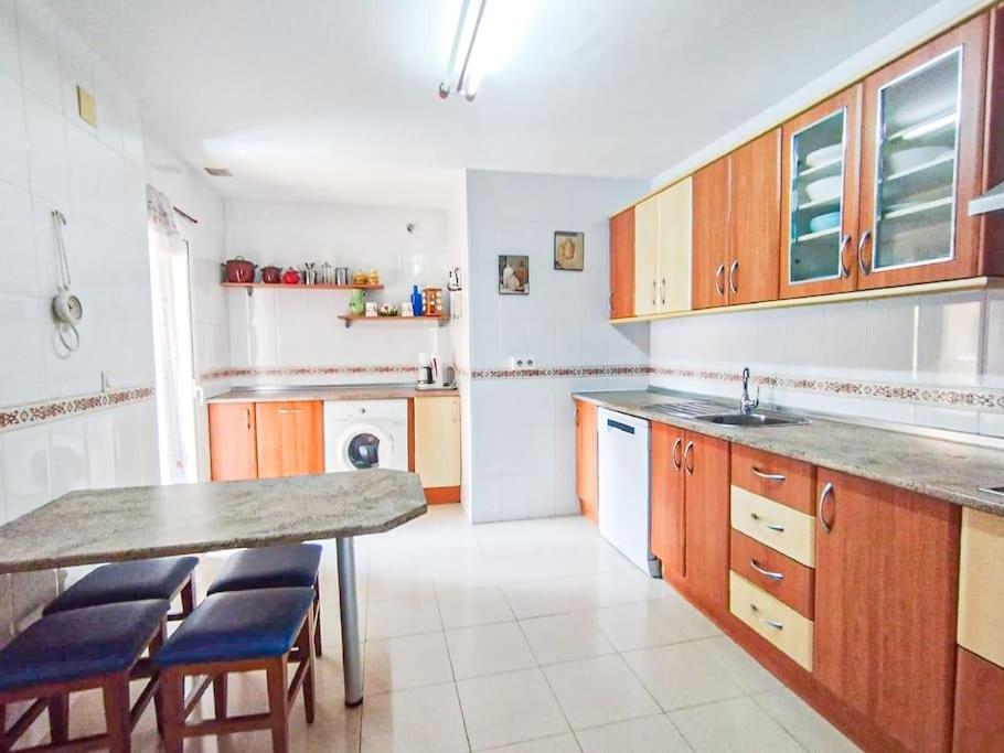 Spacious 4 bedroom with parking in town centre, Nerja - B&B Nerja