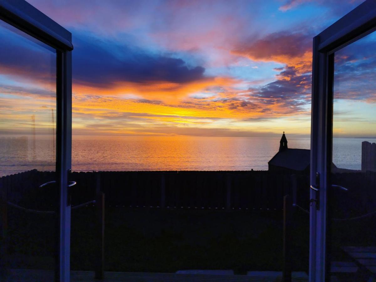 B&B Barmouth - Allibella Shepherds Hut, Amazing Seaview, Private garden, Pet Friendly - Bed and Breakfast Barmouth