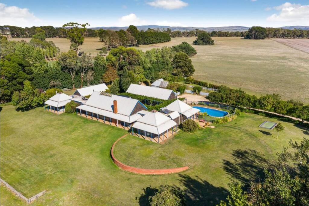 B&B Kilmore - Finsbury House - Luxury 8 Bedroom Farm Homestead with Pool - Bed and Breakfast Kilmore