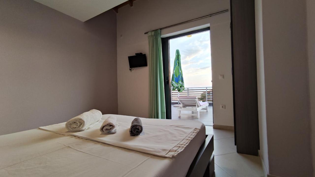 Penthouse 50 M from the beach - B&B Himarë