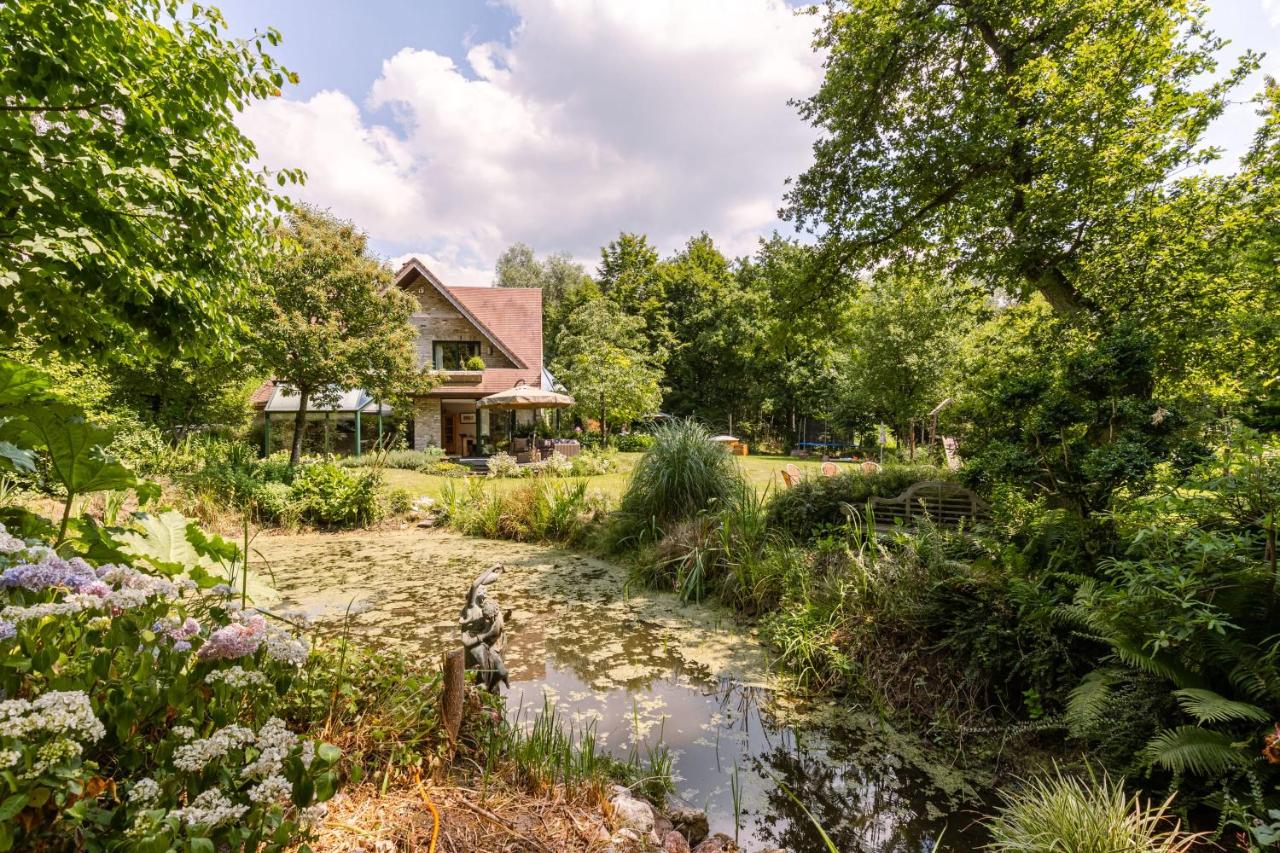 B&B Oostkamp - Peacefully located villa with stunning garden and hot tub - Bed and Breakfast Oostkamp